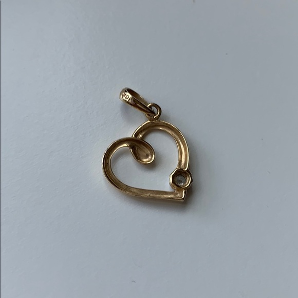 10k Gold Heart Pendant with single Diamond - Picture 4 of 5